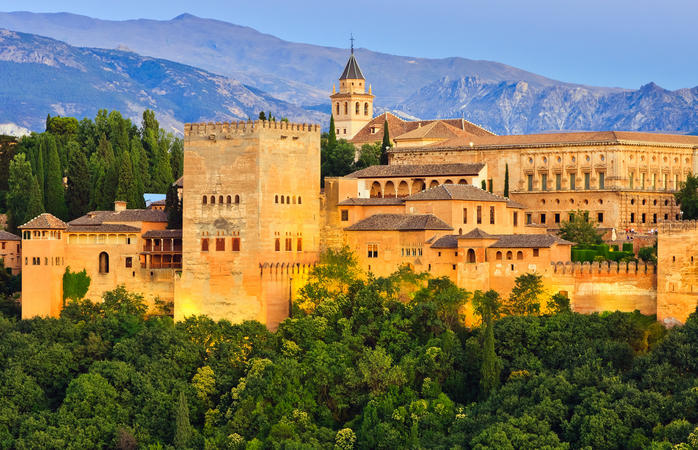 No olvides reservar con antelación tus entradas para la majestuosa Alhambra