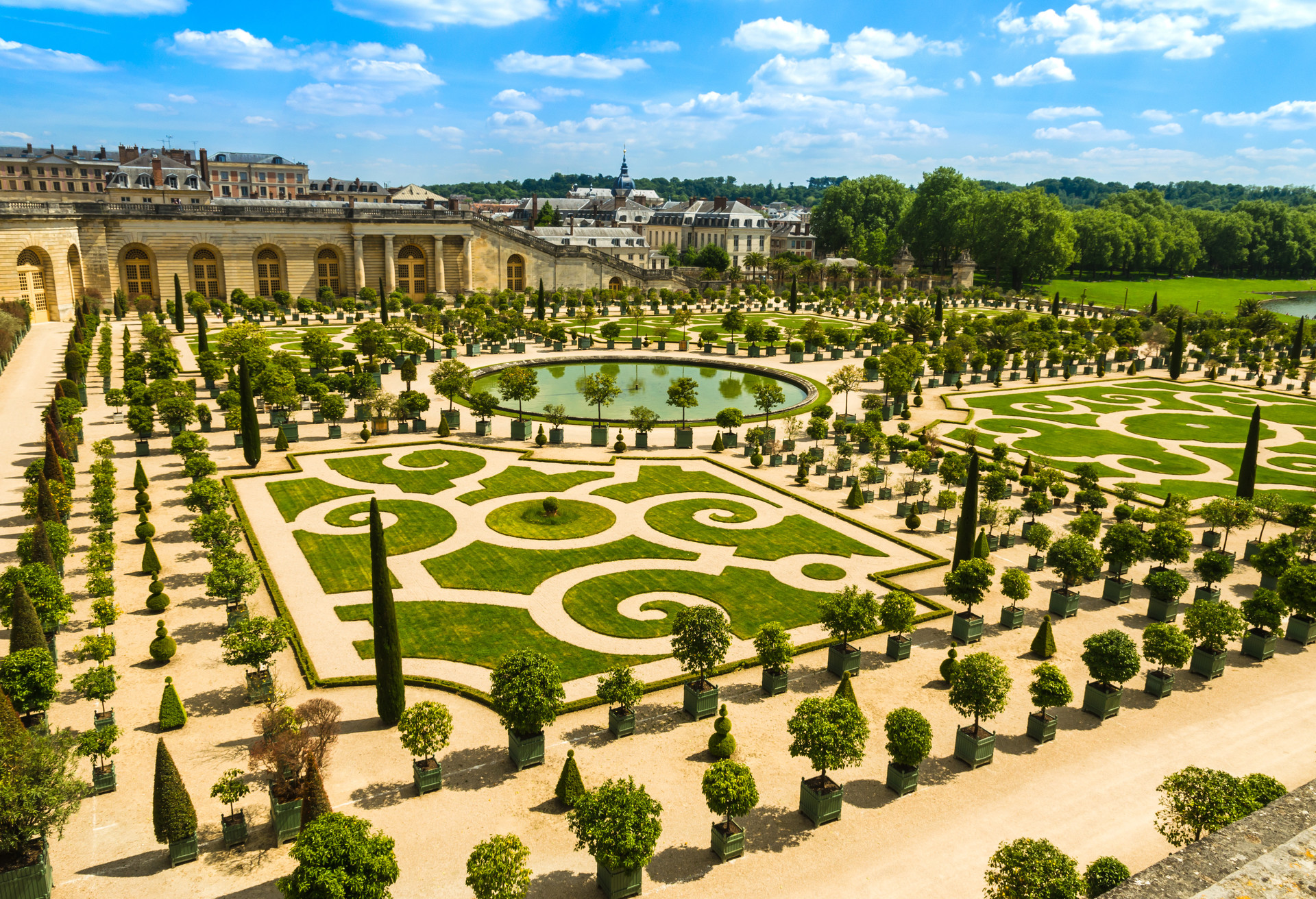 El barroco Palacio de Versalles a las afueras de París: en aquella época sentían debilidad por lo recargado