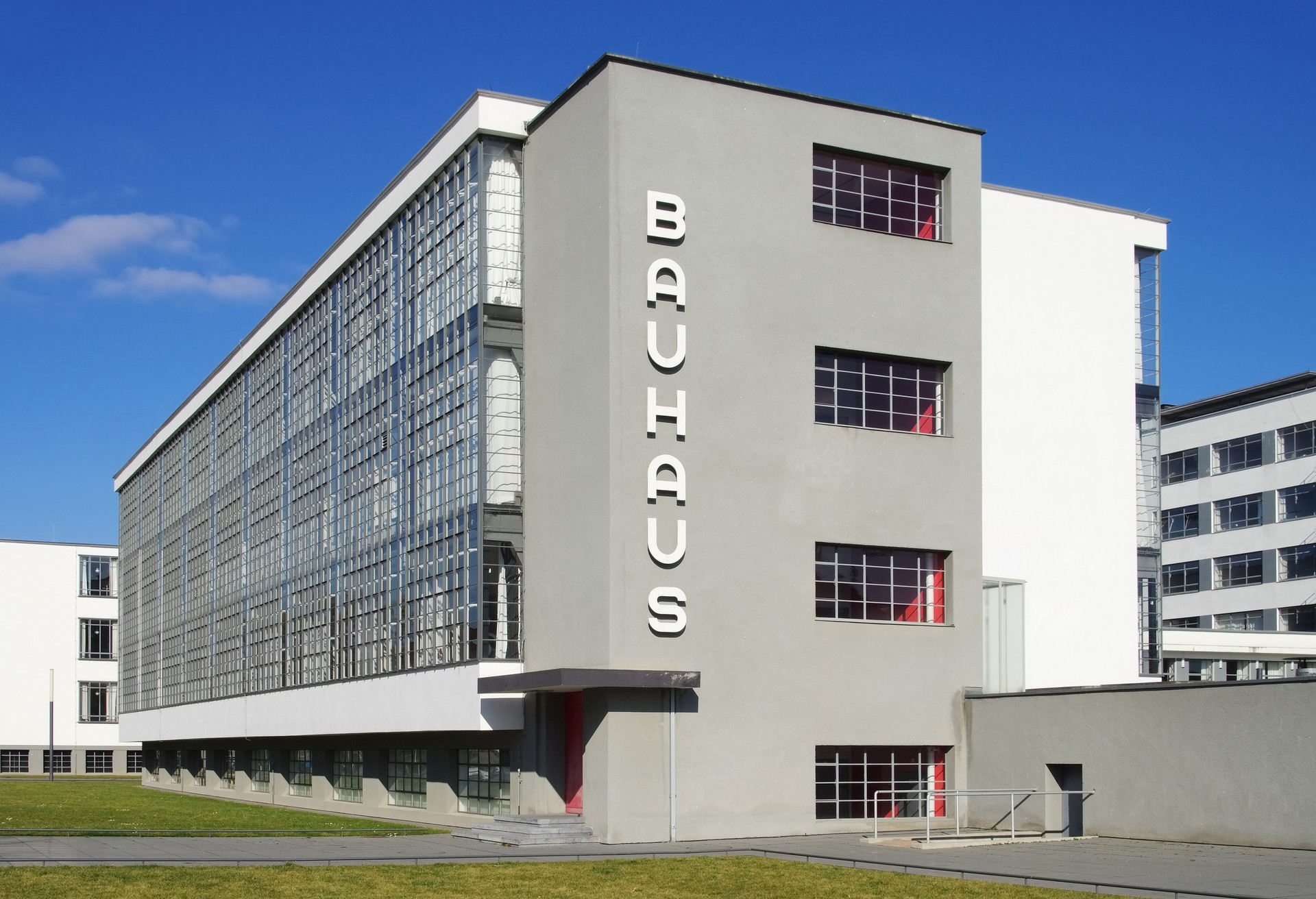 El edificio Bauhaus de Dessau se construyó entre 1925 y 1926 y aún tiene un aspecto muy moderno