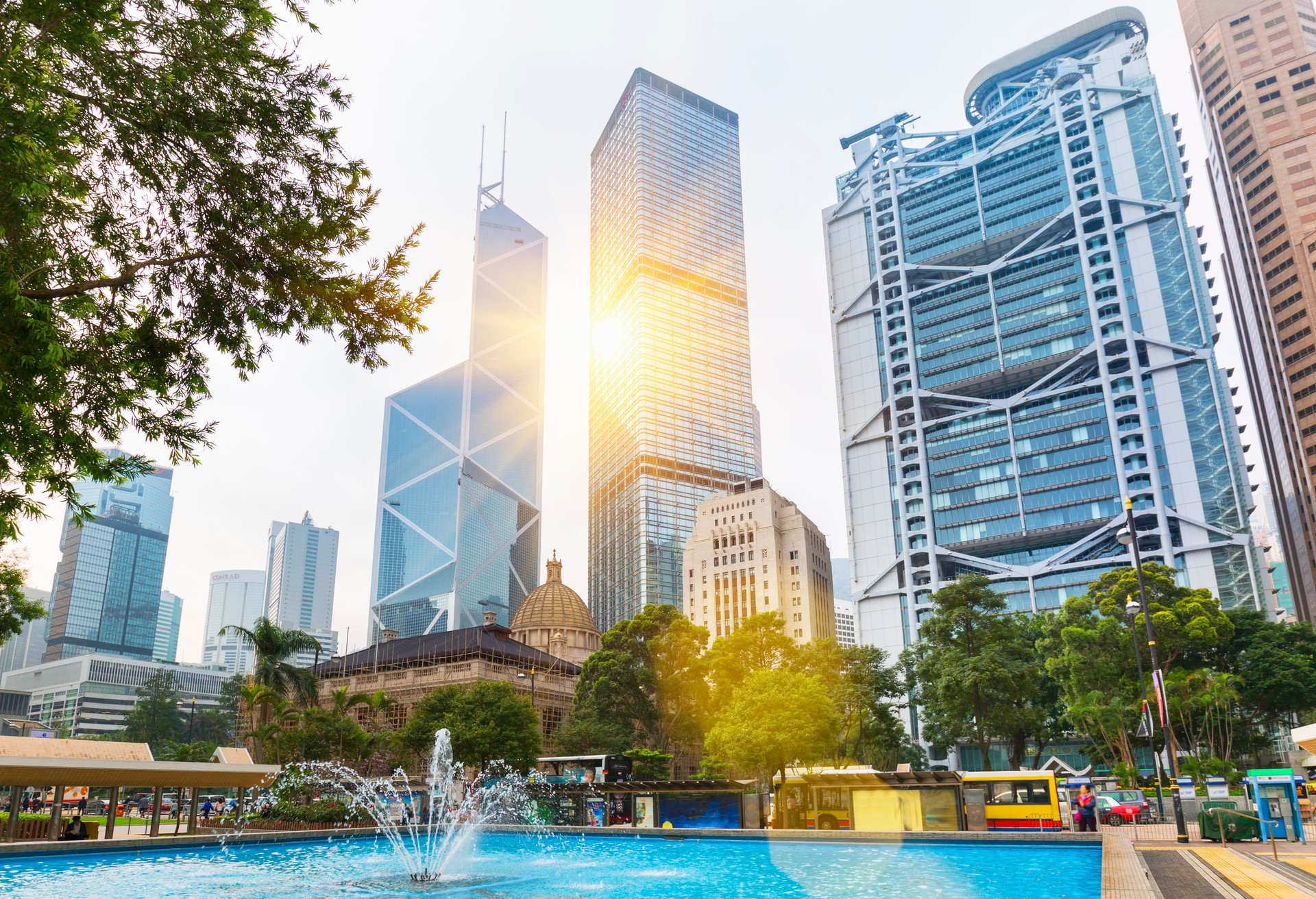 Acero, hormigón y elementos de innovación tecnológica son las características de este movimiento. Todas ellas aparecen en la sede central de HSBC de Hong Kong