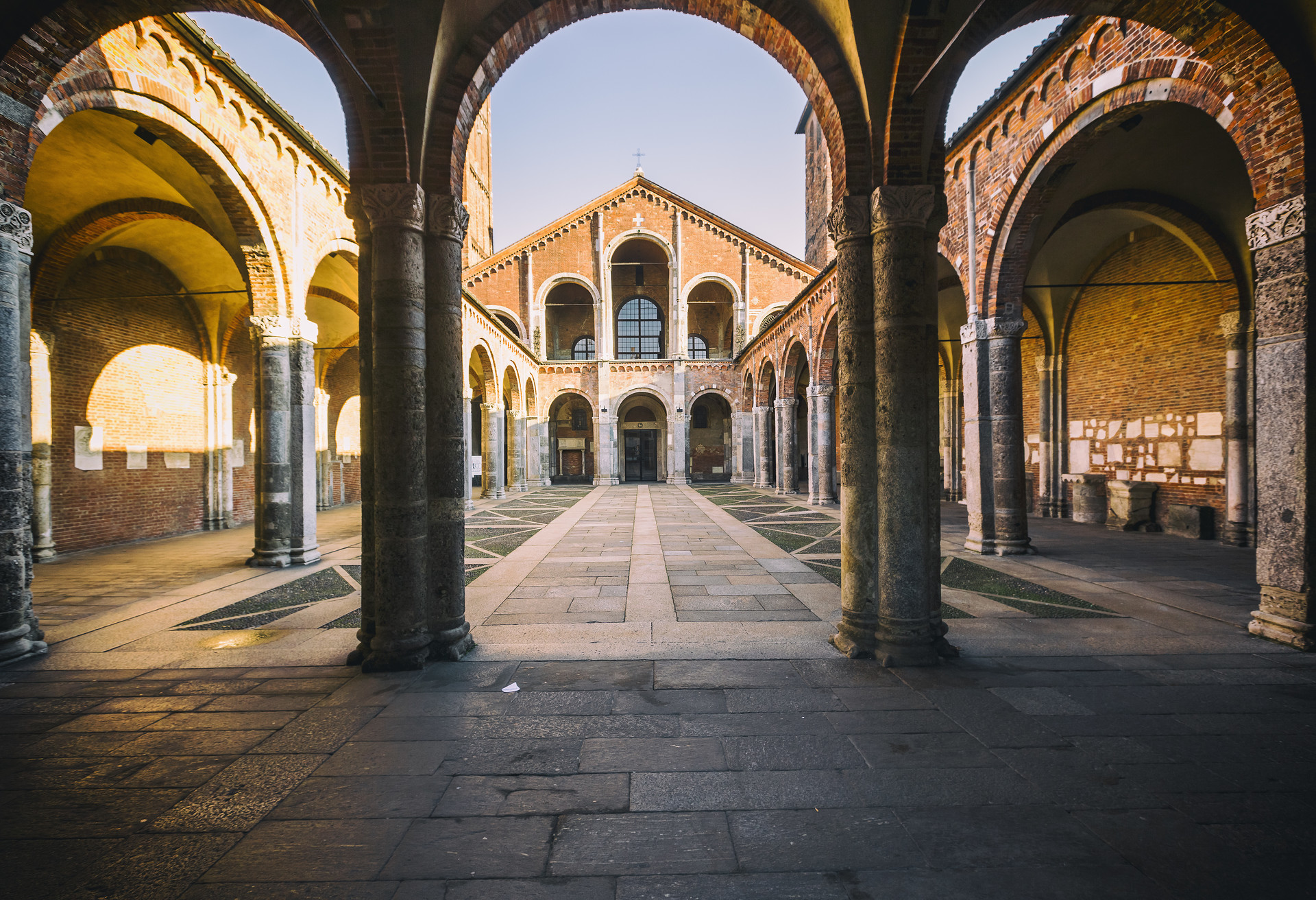 La basílica de San Ambrosio, una de las iglesias más antiguas de Milán, se reconstruyó en el siglo XI y usaron el estilo románico