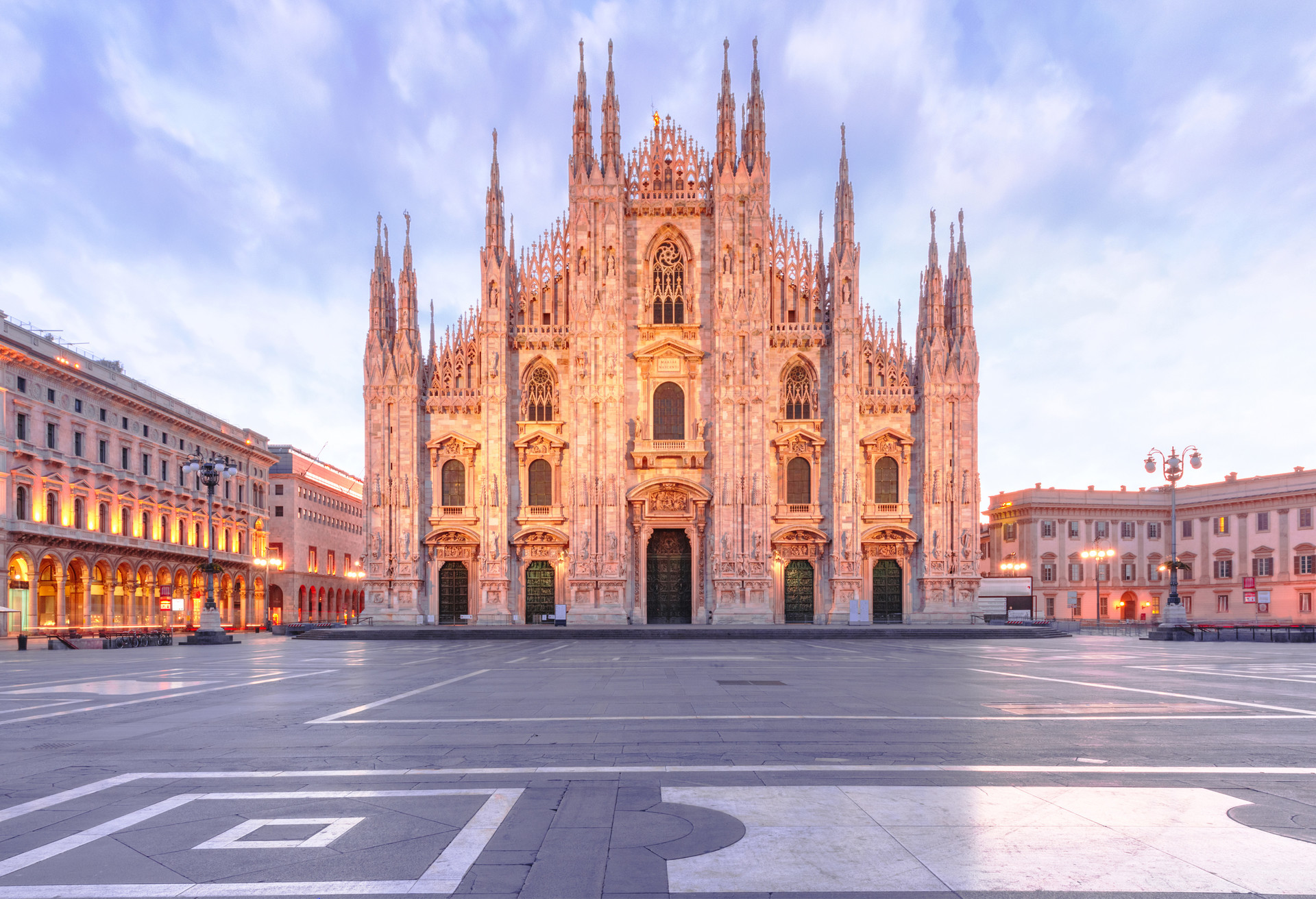 El Duomo, la catedral de Milán, es uno de los ejemplos más impresionantes del gótico con sus chapiteles