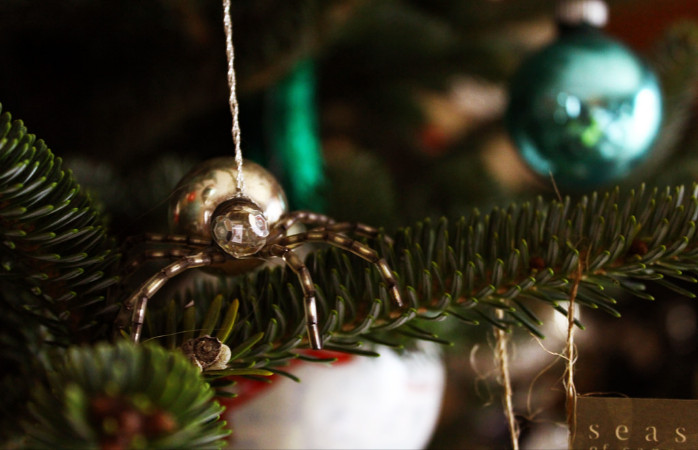 Si no puedes decorar tu árbol, una araña lo hará por ti