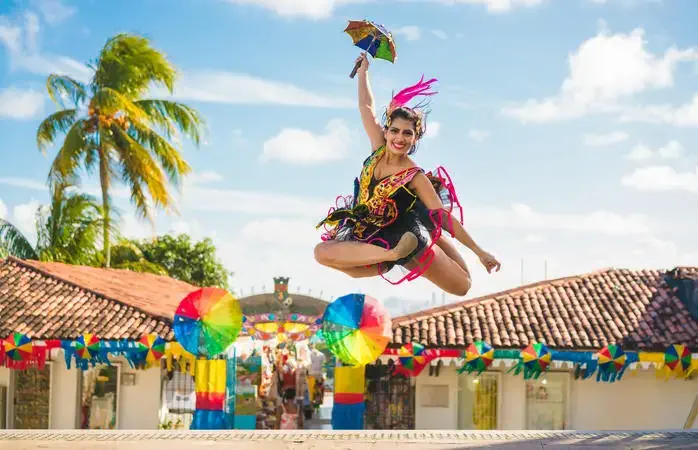 Los bailarines de frevo danzan por las calles de Olinda