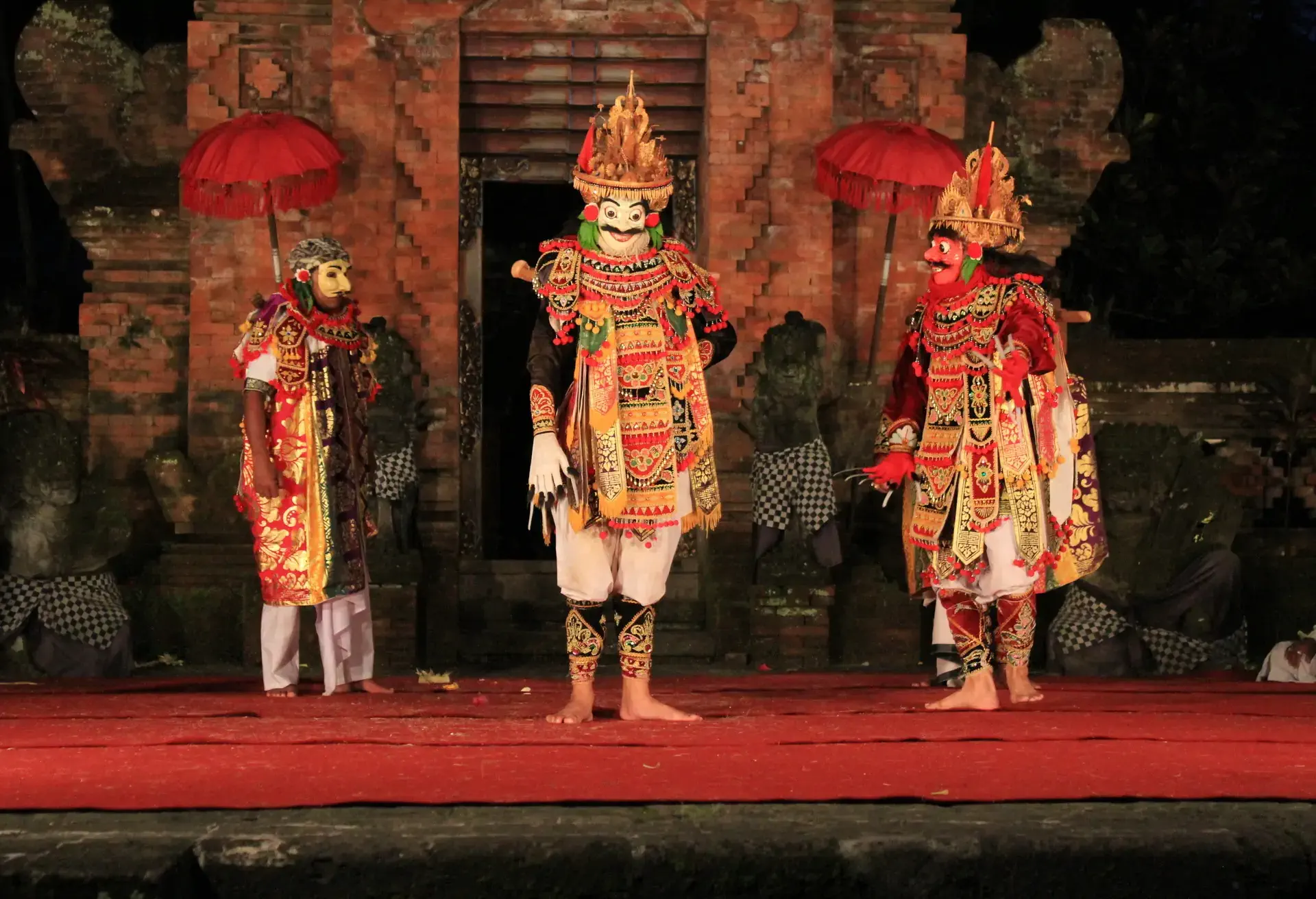 Los progatonistas de este kathakali, Pacha y Minukku, cuenta su historia a través de la danza