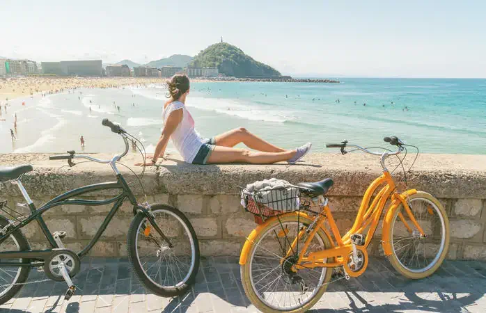 Toma el sol en una de las famosas playas de San Sebastián