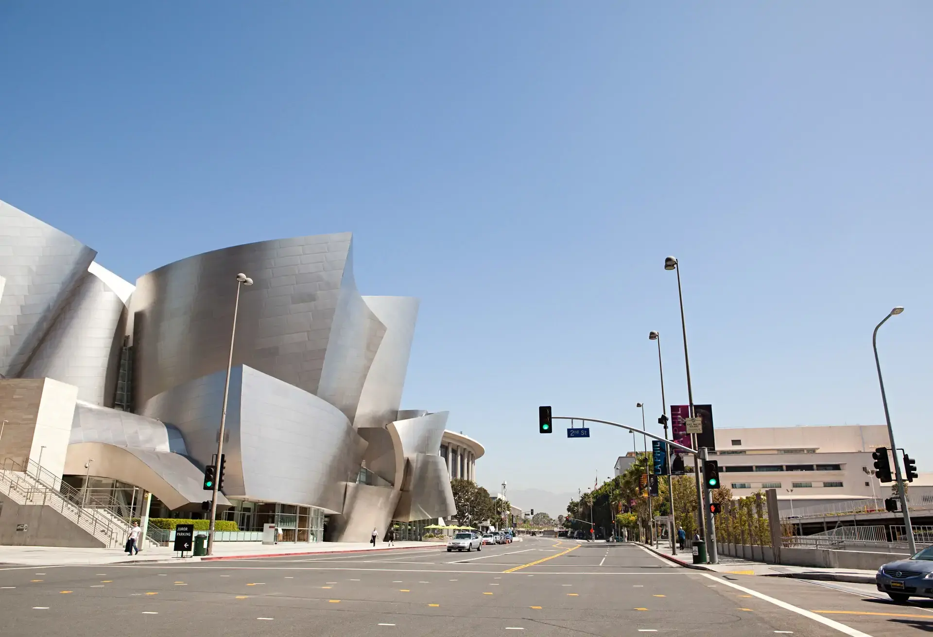 Sí, el deconstructivismo es asimétrico y muy impactante. Fíjate en la sala de conciertos Walt Disney Concert Hall de Los Ángeles
