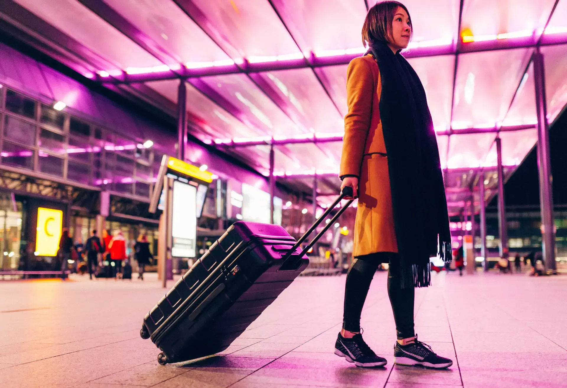 Los pasajeros esperan para embarcar en el aeropuerto de Heathrow, Londres (Reino Unido)