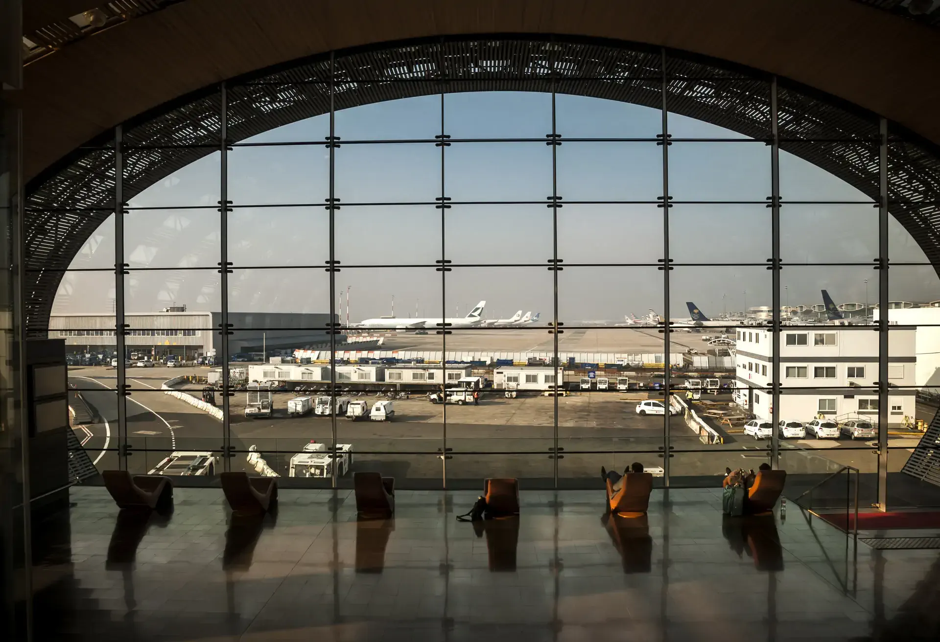 Los pasajeros pasean por las terminales del aeropuerto Charles de Gaulle de París
