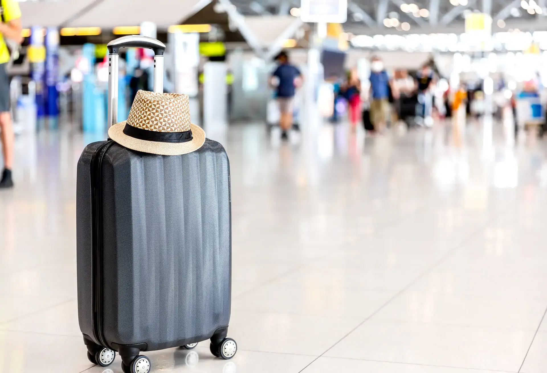 Los pasajeros esperan pacientemente a recoger su equipaje de la cinta en el aeropuerto